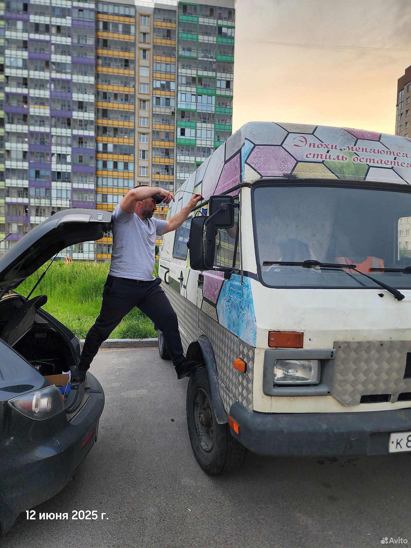 Выезд во двор: фургон и легковая